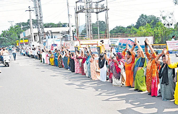 Outsourcing teachers rally