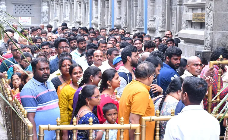 The Lakshmi Narasimha Swamy temple in Yadagirigutta Seems Heavy Crowd