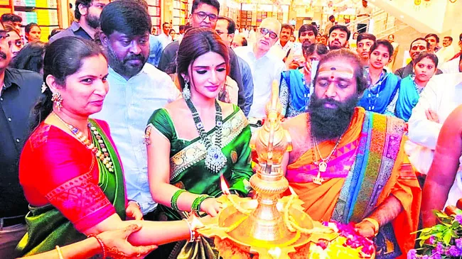 కాకినాడలో నటి శ్రీలీల సందడి