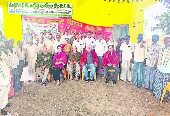 రైతు సంఘాన్ని సందర్శించిన జర్మని సభ్యులు 