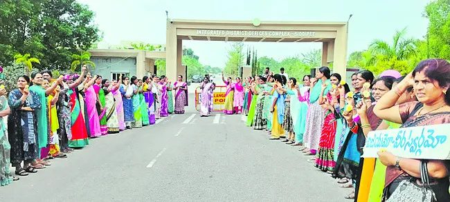 పూలను అందిస్తూ వినూత్న నిరసన