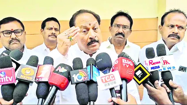 సీఎం, డిప్యూటీ సీఎం రాజీనామా చేయాలి 