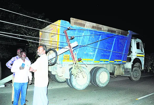 విద్యుత్‌ స్తంభాన్ని ఢీకొన్న లారీ 
