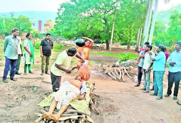 తండ్రికి అంత్యక్రియలు నిర్వహించిన తనయ 