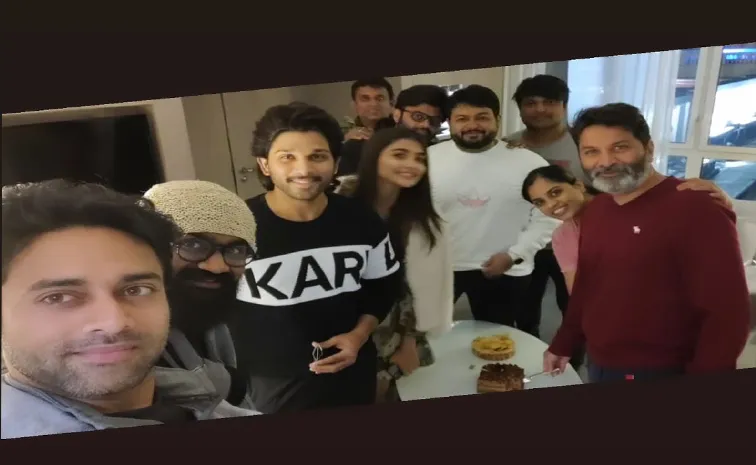 Allu Arjun Remebers Through Back Pics With His Hit Movie Team