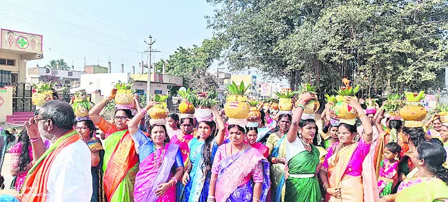 కులదైవానికి ‘భోగి’ బోనాలు 
