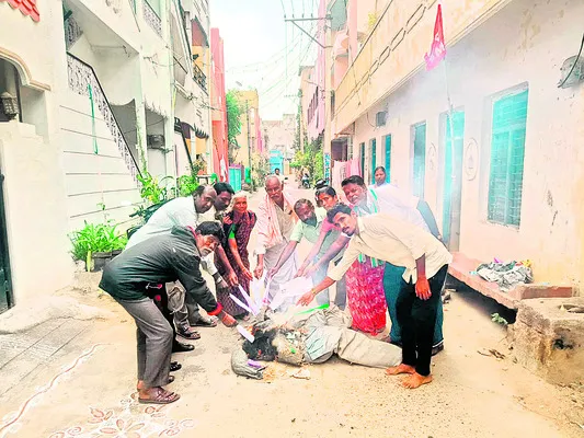 భోగి మంటల్లో కరెంట్‌ బిల్లులు 