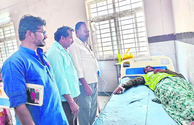 డ్రెయినేజీ కుంటలో పడిన కార్మికురాలు 