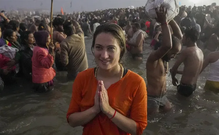 Mahakumbh Crowd Gathered more than 1 crore People took a dip in Sangam till 8 point 30 am