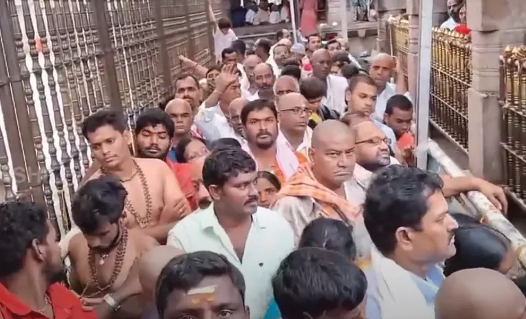 Huge Devotees Rush At Srisailam Mallikarjuna Swamy Temple 