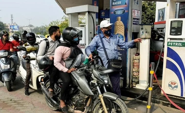 After Petrol Pump Refuse Without Helmet Biker He Did This Viral