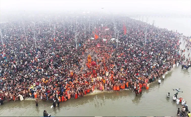 Mahakumbh 2025 Lakhs of Devotees Reached Sangam to Take a dip on Third day