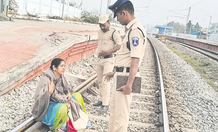 Woman attempts suicide on railway tracks