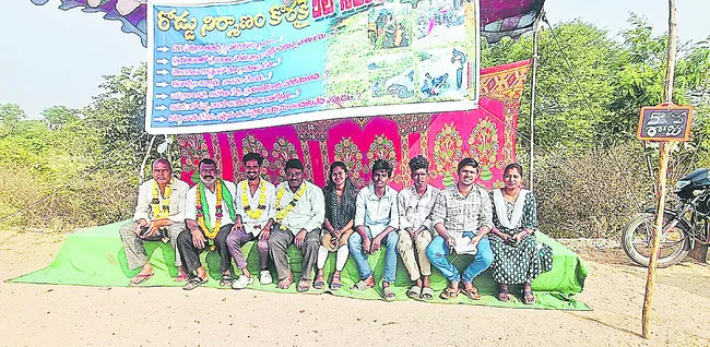 రోడ్డు నిర్మాణం కోసం నిరసనలు