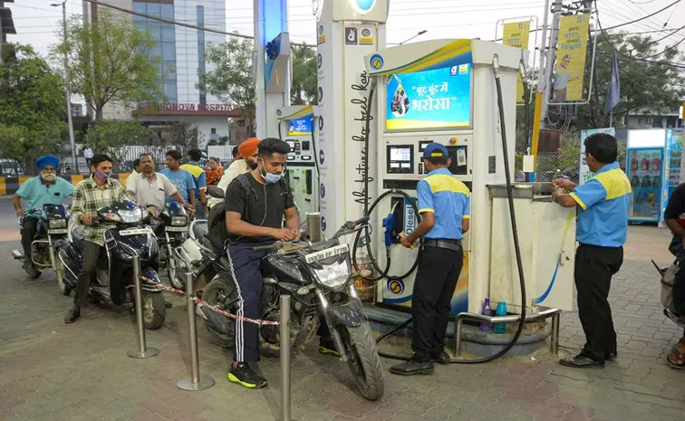 No helmet, no fuel rule.. lineman cuts UP petrol pump power supply