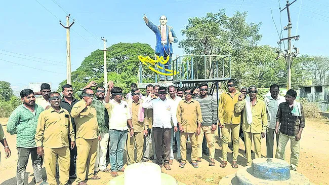 వేతనాల కోసం ఎదురుచూపు