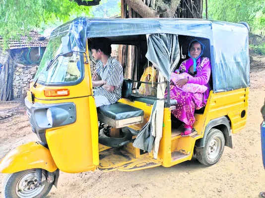 ఆటోలో బాలింత తరలింపు 