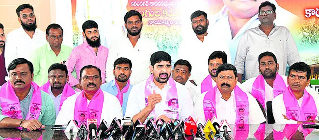 ప్రశ్నిస్తున్నందుకే కేసులు పెడుతున్నరు