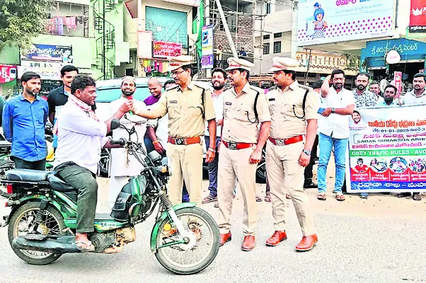 రోడ్డు భద్రతా నియమాలు పాటించాలి