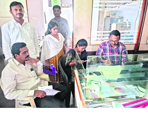 రైతులకు సకాలంలో ఎరువులు