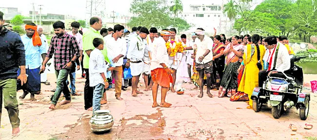 వీరుల ఆయుధాలకు శాంతి క్రతువులు 