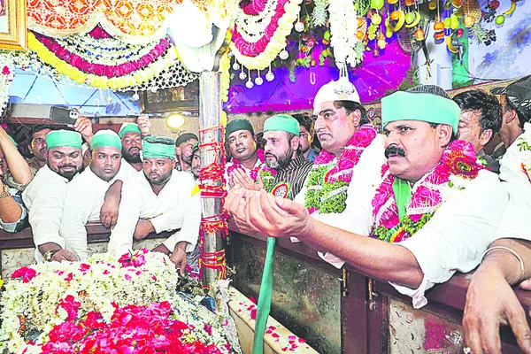 వైభవంగా జేపీదర్గా గంధోత్సవం 