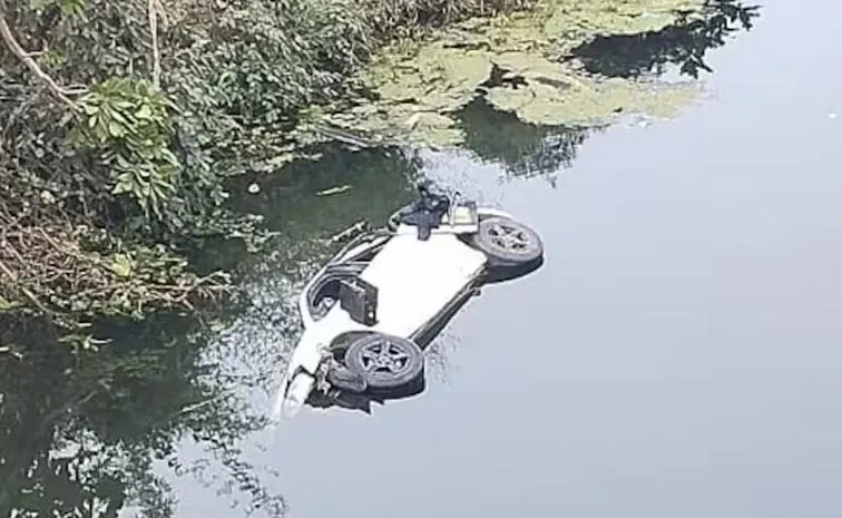 Driver using Snapchat plunges car into river in Bhopal