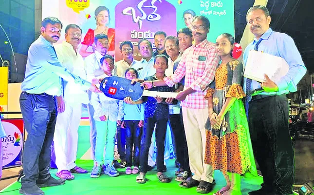 ‘శుభమస్తు’లో బహుమతి స్కూటీల పంపిణీ