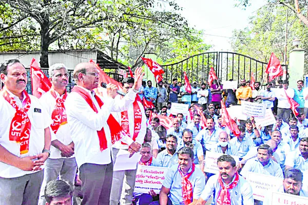 అక్రమ లేఆఫ్‌ను రద్దు చేయాలి