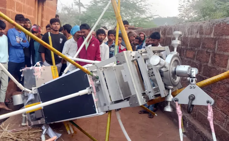 Huge Baloon With Machine Fell In Karnataka Village