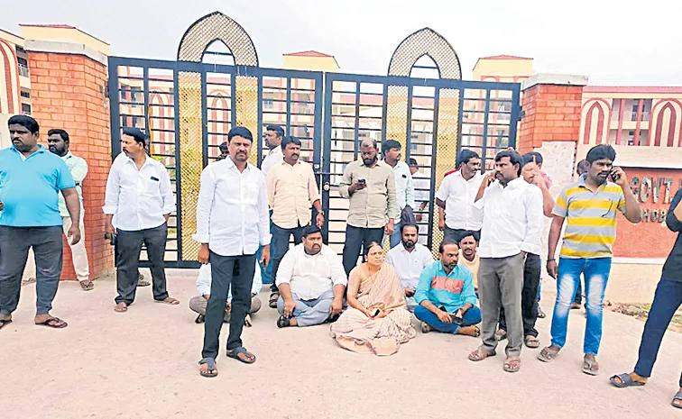 Tdp Mlc Ramgopal Reddy Wife Uma Devi Dharna