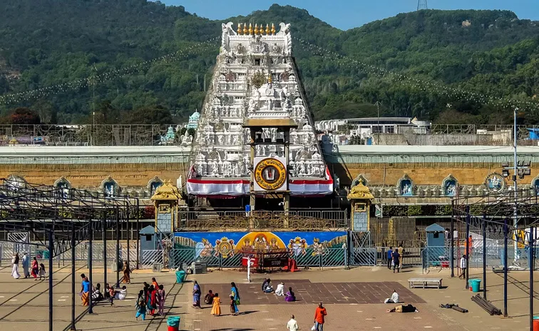 Tamil Nadu Devotees Caught Eating Non Vegetarian Food In Tirumala