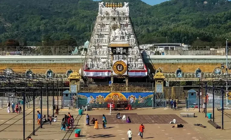 Devotees Huge Crowd in Tirumala