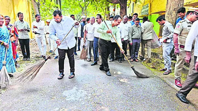 పరిసరాల శుభ్రత అందరి బాధ్యత