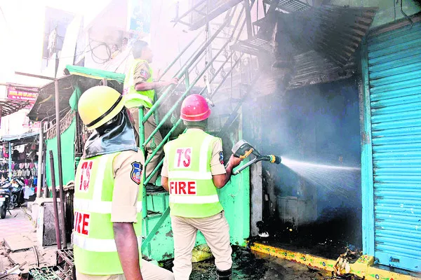 షార్ట్‌ సర్క్యూట్‌తో పండ్ల దుకాణంలో మంటలు 
