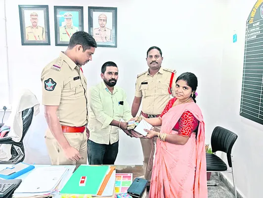 బైక్‌ మెకానిక్‌ నిజాయితీ 