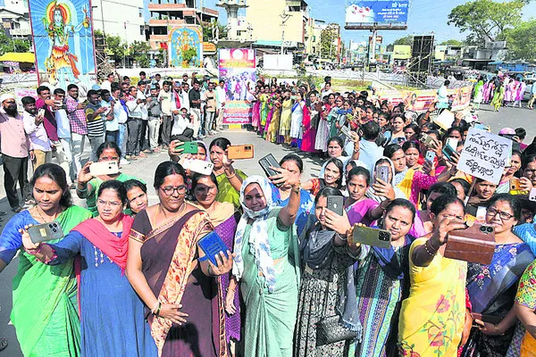 ● కొనసాగుతున్న ‘సమగ్ర’ నిరసన