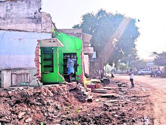 పడగొట్టారు.. వదిలేశారు