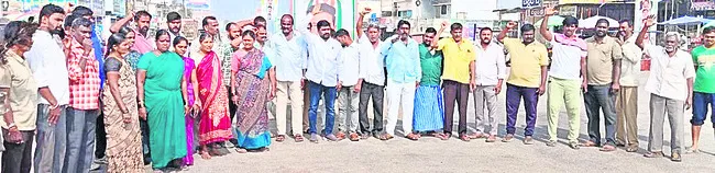 ఫ్లై ఓవర్‌ వద్దంటూ నిరసన
