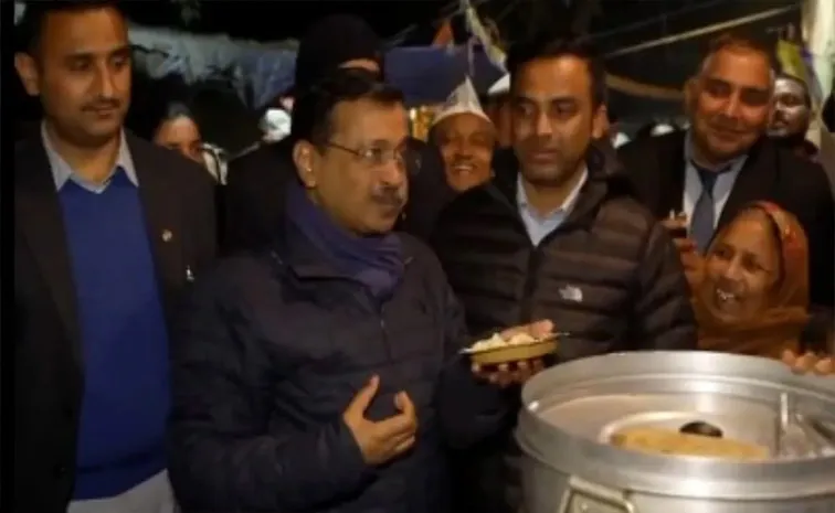 Arvind Kejriwal ate Veg momo on shop During Campaigning