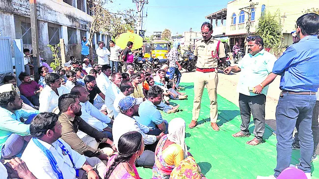 జీవో 60 ప్రకారం వేతనాలు చెల్లించాలి
