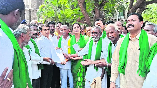 రైలు మార్గం మార్చాలని రైతుల ధర్నా 