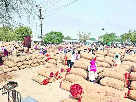 ఎరుపెక్కిన ఖమ్మం మార్కెట్‌