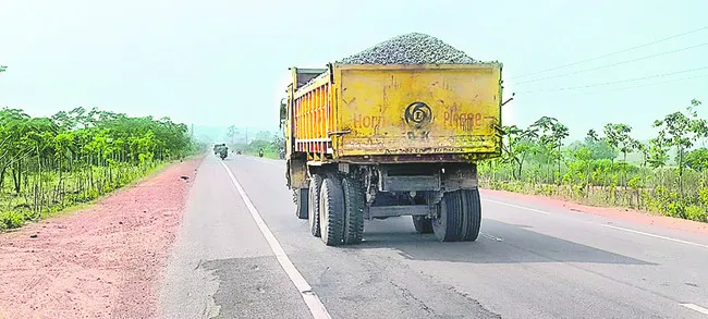 అధిక లోడు.. ప్రమాదం చూడు