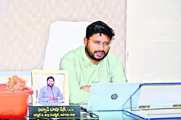 హెల్ప్‌డెస్క్‌ల్లో కొత్త దరఖాస్తుల స్వీకరణ
