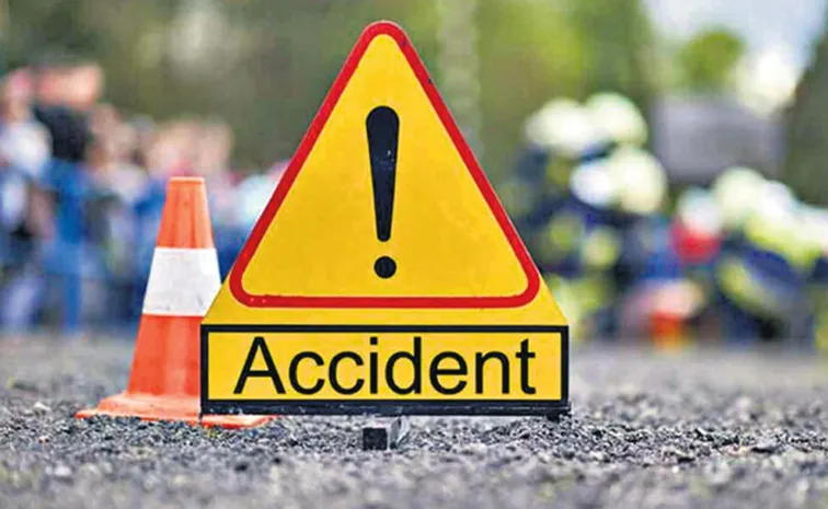 Mantralayam Students Vehicle Met Road Accident In Karnataka 