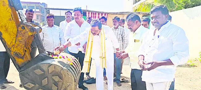 పట్టణాన్ని ఆదర్శంగా తీర్చిదిద్దుతాం