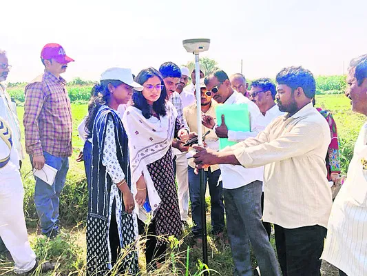 భూ రీ సర్వేను పరిశీలించిన జేసీ 