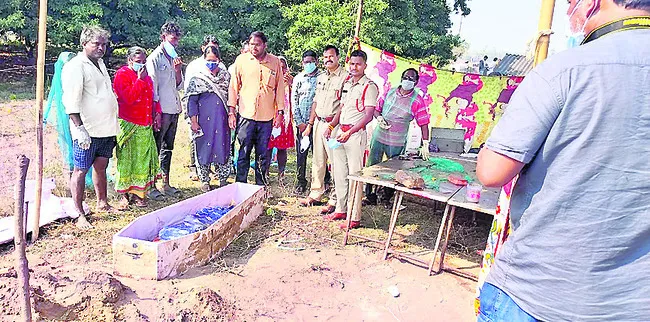 ఖననం చేసిన వివాహిత మృతదేహానికి పోస్టుమార్టం 