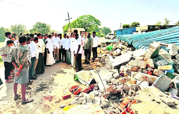 చిరు దుకాణాన్ని కూల్చడం దుర్మార్గం 